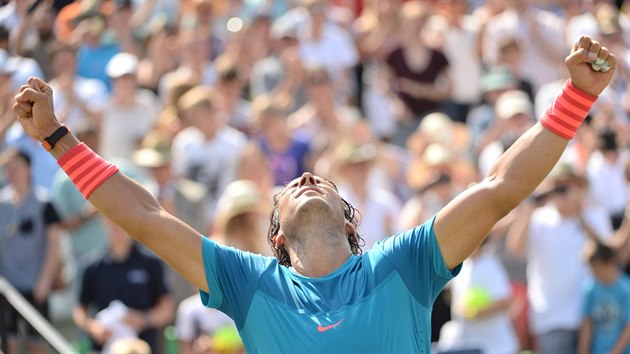 panlský tenista Rafael Nadal se raduje z triumfu na turnaji ve Stuttgartu....