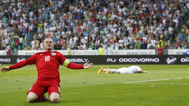 Anglický kapitán Wayne Rooney se raduje poté, co vstelil tetí gól svého týmu...