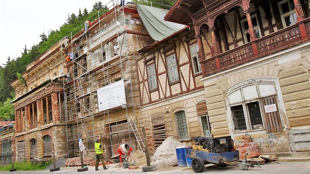 Vila Vilemna v Kyselce. Chystanmu optovnmu osazen kopule na jej v v souasn dob pedchz statick zajitn a zpevnn obvodovch zd, jejich st se v minulch letech tak zcela ztila.