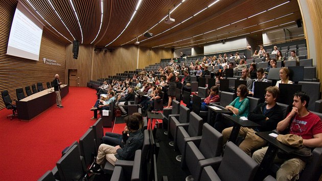 Kontroverzní australský filozof a profesor bioetiky Peter Singer poprvé přednášel v Česku a to na Univerzitě Palackého v Olomouci.