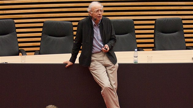 Kontroverzní australský filozof a profesor bioetiky Peter Singer poprvé přednášel v Česku a to na Univerzitě Palackého v Olomouci.