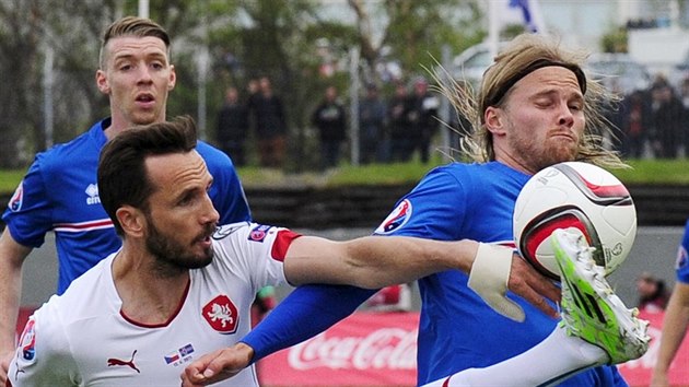 Birkir Bjarnason (vpravo) z Islandu dostal direkt, m do jeho oblieje poslal esk fotbalista Tom Sivok.