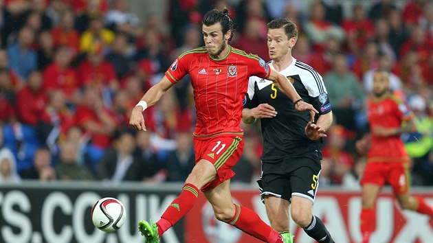 Gareth Bale (vlevo) z Walesu unik Janu Vertonghenovi z Belgie.