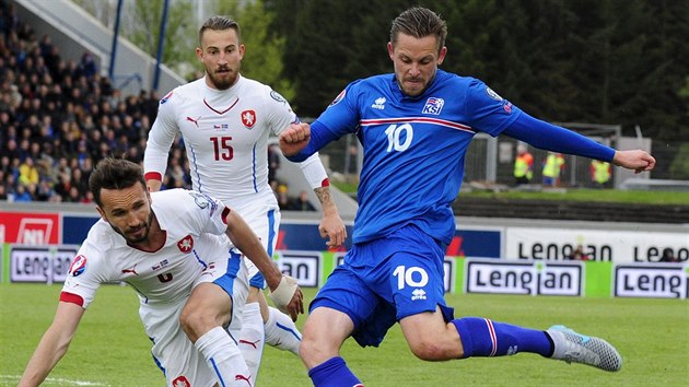 Gylfi Sigurdsson (vpravo) z Islandu stílí na eskou branku kolem kleícího...