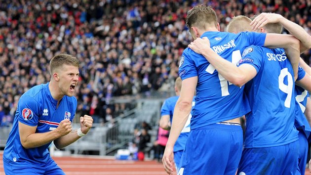 Islandt fotbalist oslavuj trefu do esk branky.