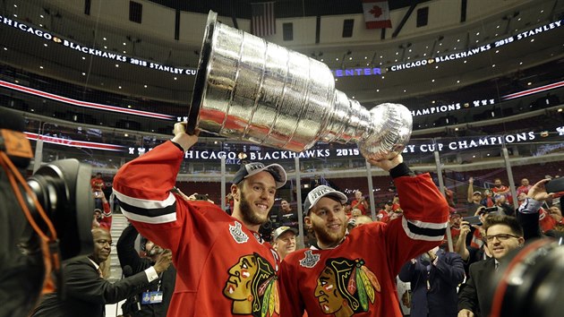 Jonathan Toews (vlevo) a Patrick Kane z Chicaga slav zisk Stanley Cupu 2015.