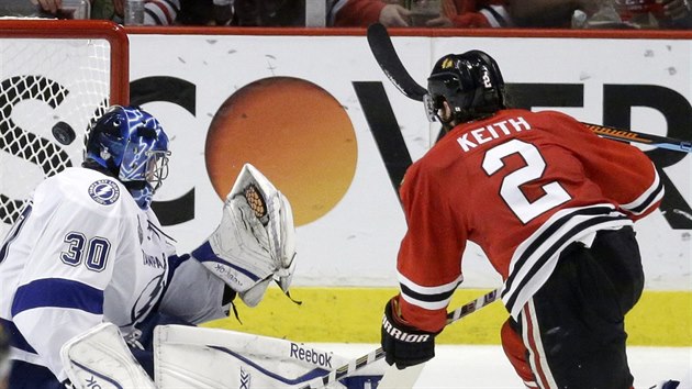 Duncan Keith z Chicaga takto prostelil glmana Bena Bishopa z Tampa Bay.