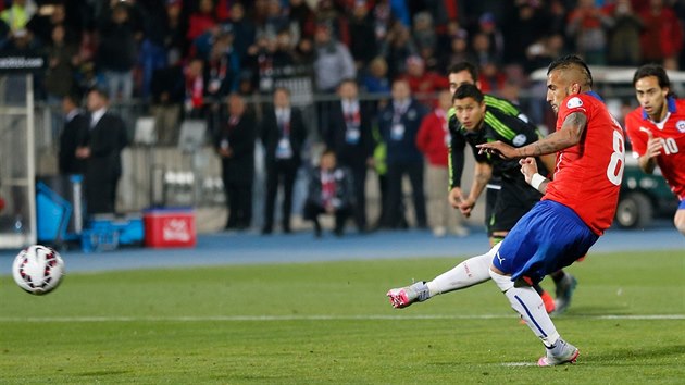 Arturo Vidal z Chile promuje penaltu v utkn s Mexikem.