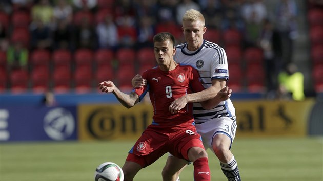 esk fotbalista Jan Kliment (v ervenm) v souboji s Frederikem Srensenem z Dnska.