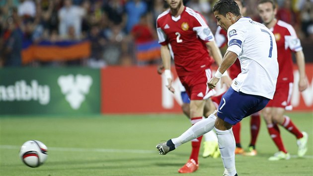 Cristiano Ronaldo (s slem 7) promuje penaltu v kvalifikan duelu Portugalsko vs. Armnie.