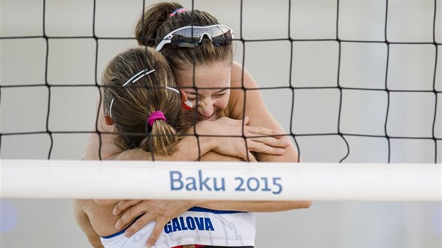 Plov volejbalistky Karolna ehkov s Elikou Glovou (zdy) slav postup do tvrtfinle Evropskch her v Baku.