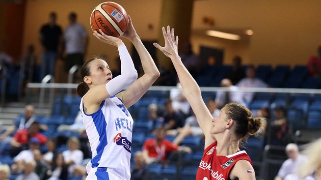 eck basketbalistka Styliani Kaltsidouov (vlevo) hz na ko, brn ji Ilona Burgrov.