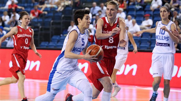 eck basketbalistka Angeliki Nikolopuluov (vlevo) uhn dopedu, sth ji esk pivotka Ilona Burgrov.