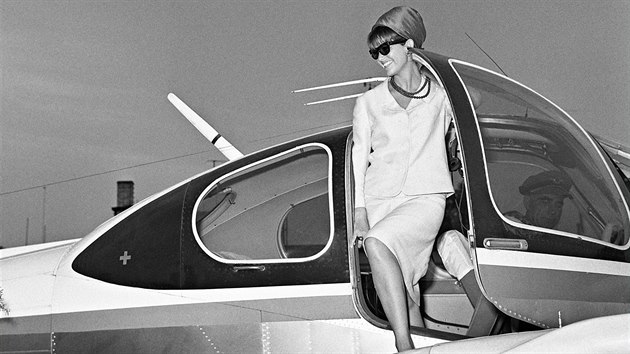 Italsk hereka Claudia Cardinale vystupuje z aerotaxi po pletu na Mezinrodn filmov festival v Karlovch Varech (1964).