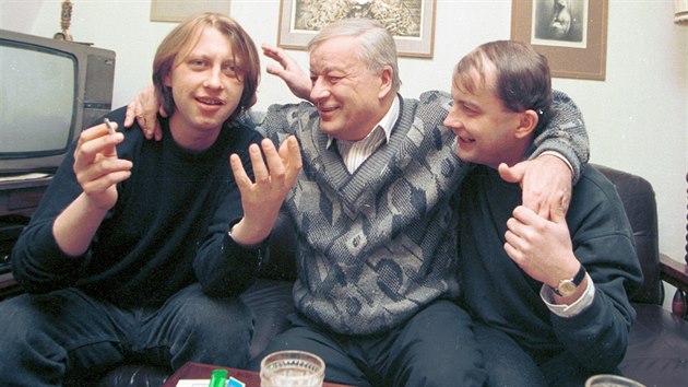 Dramatik Josef Topol (uprosted) spolu se svmi syny hudebnkem Filipem Topolem (vpravo) a bsnkem Jchymem Topolem (vlevo)