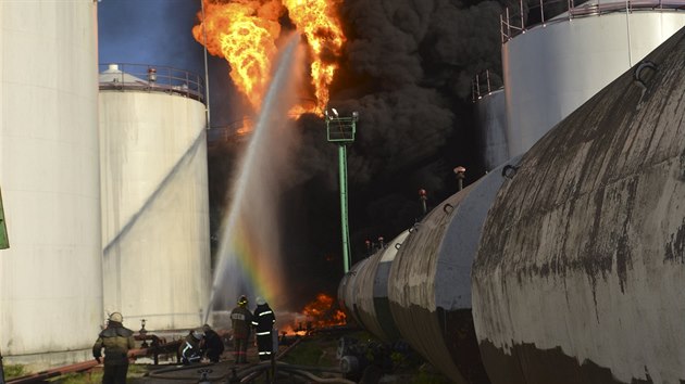 Mohutn por zachvtil ropn zsobnky v obci Vasylkiv 30 kilometr od Kyjeva (9. ervna 2015)