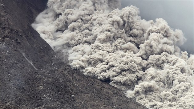 Indonsk sopka Sinabung pat k nejaktivnjm vulknm na svt (16. ervna 2015).