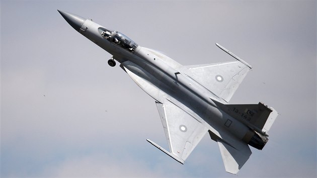 Pkistnsk vceelov bojov letoun JF-17 Thunder se popr pedstavil na paskm aerosalnu.