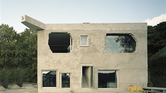 Architekti odstranili pvodn sedlovou stechu z azbestu.