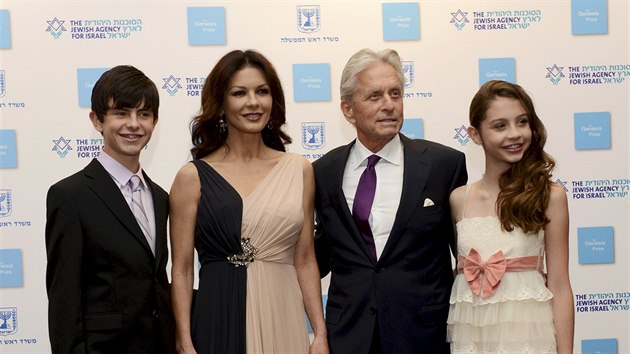 Michael Douglas, Catherine Zeta-Jonesová a jejich děti Dylan a Carys (Jeruzalém, 18. června 2015)