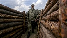 Ukrajinský prezident Petro Poroenko na obhlídce opevnní v Doncké oblasti...