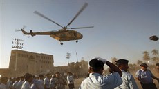 Helikoptéra prolétá bhem ceremoni v libyjském Tripolisu, kdy jsou noví...