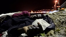 Uprchlík spí na zemi ve Ventimigliu, které leí u hranic mezi Itálií a Francií...