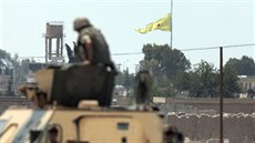 Z Turecka je k vidní vlajka kurdských jednotek YPG (16. ervna 2015).