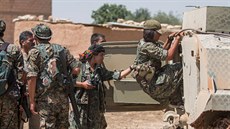 Jednotky YPG ped Tall Abjadem (14. ervna 2015).