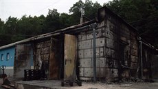 Po�árem poni�ený objekt v areálu bývalého muni�ního skladu v Ratajích na...