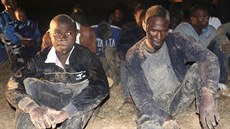 Uprchlíci cestují do Evropy zejména z Libye. Na snímku policie zadr�ela lo� s...