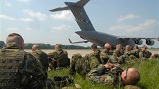 Chrudimtí výsadkái ped odletem na cviení  Sil velmi rychlé reakce NATO (18....