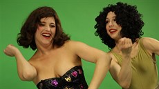 Bára Vaculíková a Lenka Jankovská v novém videoklipu Den blbec.