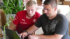 Ladislav Krejčí (vlevo) odpovídá čtenářům iDNES.cz v on-line rozhovoru.