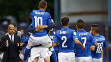 ITALSKÁ RADOST Útoník Domenico Berardi se spoluhráe oslavuje gól do védské...