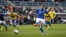 Italský útoník Domenico Berardi z penaty stílí gól védsku na mistrovství...