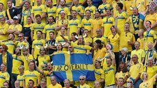 �véd�tí fanou�ci p�i zápase s Itáli na tribun� olomouckého stadionu.