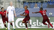 PORTUGALSKÁ RADOST Zálo�ník Joao Mário (druhý zprava) práv� vst�elil gól Anglii...