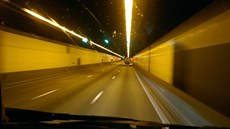 Kennedyho tunel pod řekou Šeldou slouží řidičům jako signál, že bez dostali...