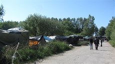 Uprchlický tábor na okraji francouzského Calais. Jeho obyvatelé zrovna míí na...