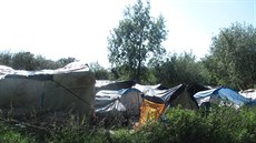 Naprostá v�t�ina z 1500 b�enc� v Calais momentáln� p�ebývá kolem denního...