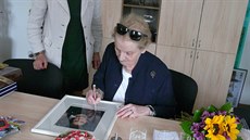 Exministryn zahranií USA podepsala na mstském úad i svoji zarámovanou...