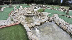 Nové hit na adventure golf v Jihlav pipomíná velkou okrasnou zahradu.