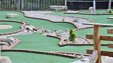 Nové hit na adventure golf v Jihlav pipomíná velkou okrasnou zahradu.