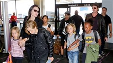 Angelina Jolie a Brad Pitt se svými dtmi (erven 2015)