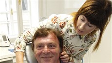Pavel Trávníček se s manželkou u zubaře