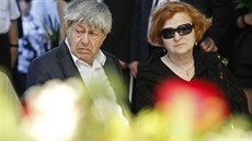 Spisovatel Ivan Klíma na pohbu svého kamaráda Ludvíka Vaculíka. Znali se od...
