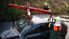 Osobní auto prorazilo zábradlí mostu a skonilo v korytu potoku.