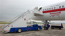 Testovací Boeing B757 spolenosti Honeywell na letiti v Tuanech.