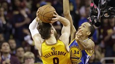 Matthew Dellavedova z Clevelandu stílí, brání ho  Shaun Livingston z Golden...